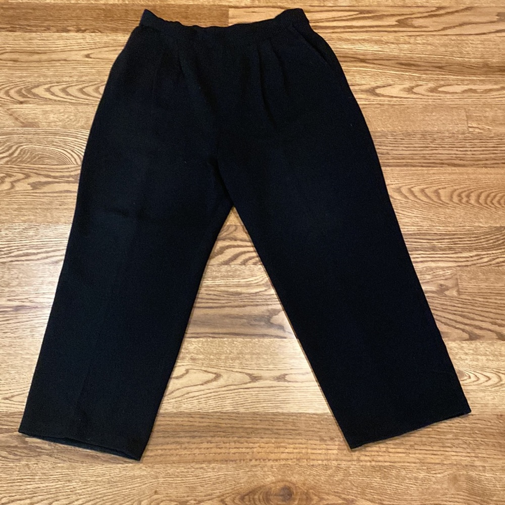 St.John’s basics straight leg pleated knit cropped pant pockets Santana knit